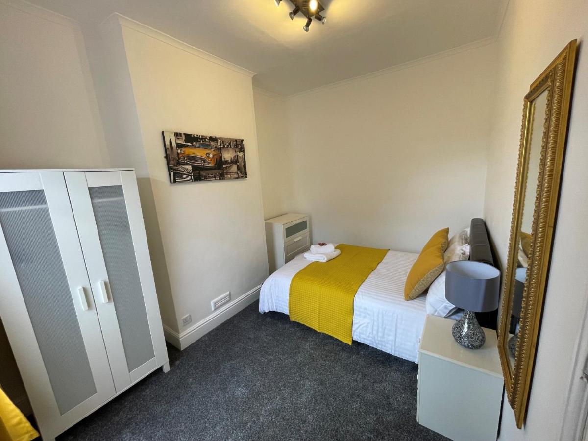 Robinhuts - 3 Bed Accommodation -Perfect For Contractors, Families & Students Kingston upon Hull Extérieur photo